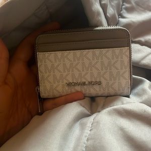 Brand new Michael kors wallet never used and in excellent condition